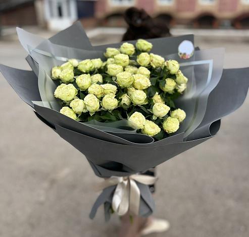 Букет Белые кустовые розы Солинеро в Северо-Енисейский