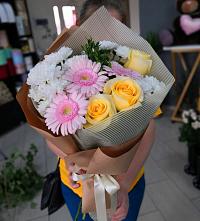 Букет цветов из:  Герберы, Розы и Хризантемы в Северо-Енисейский